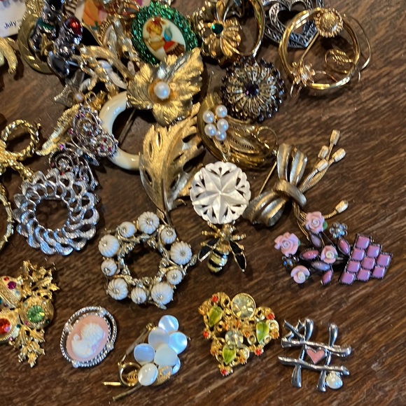 Big lot of 92 assorted vintage estate sale pins, I am selling all my jewelry! - Picture 9 of 10